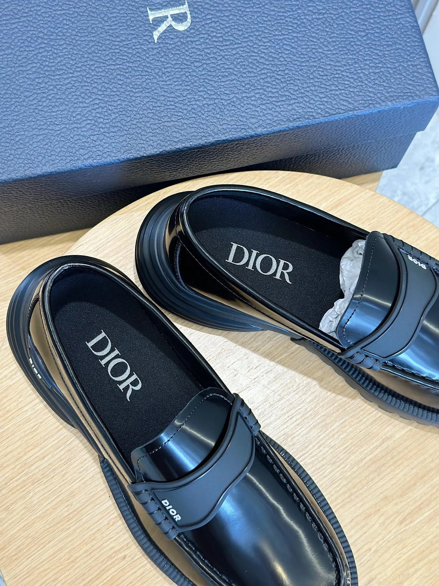 Factory price: 540💰◾️▫️Dior Combat Derby shoes are a new product in the 2024 spring men's wear series, presenting a mixed style that combines fashion design with sports elements. Crafted from black buffed calfskin leather with beige and black Oblique print panels on the sides and tongue. Designed with laces and technical zipper closure, the lightweight mixed-style sole highlights the charm of high-end customization. The Dior signature on the side enhances the style and will add a trendy touch to any look this season. Size: 39-44 (customized at 38.45)
